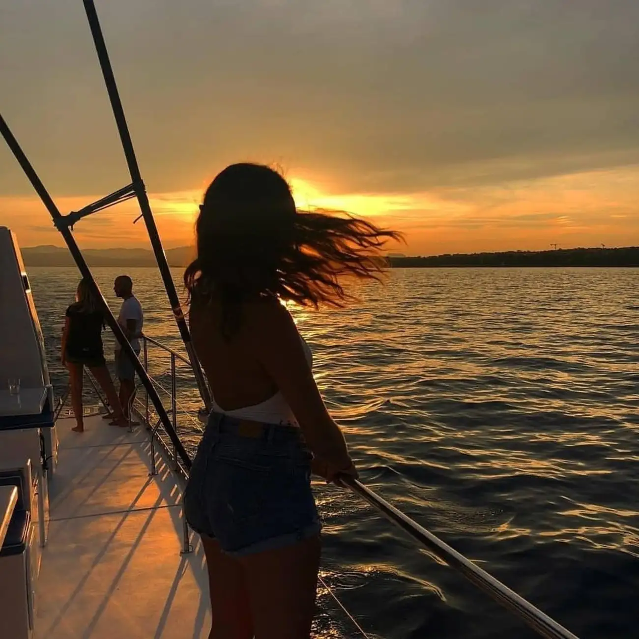 Valencia: Sunset or Daytime Catamaran Cruise with Drink